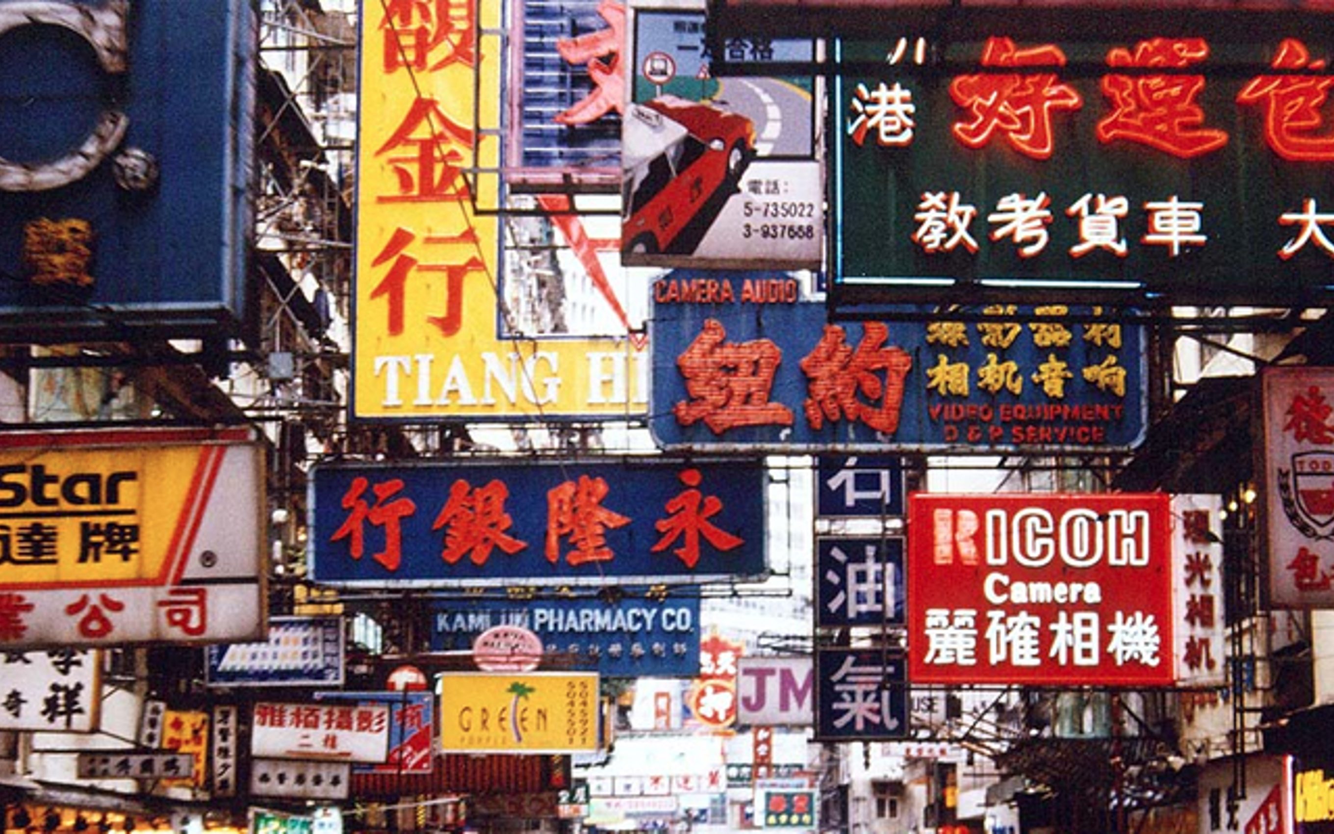 O zasięgu na Facebooku, klubach i hostessach