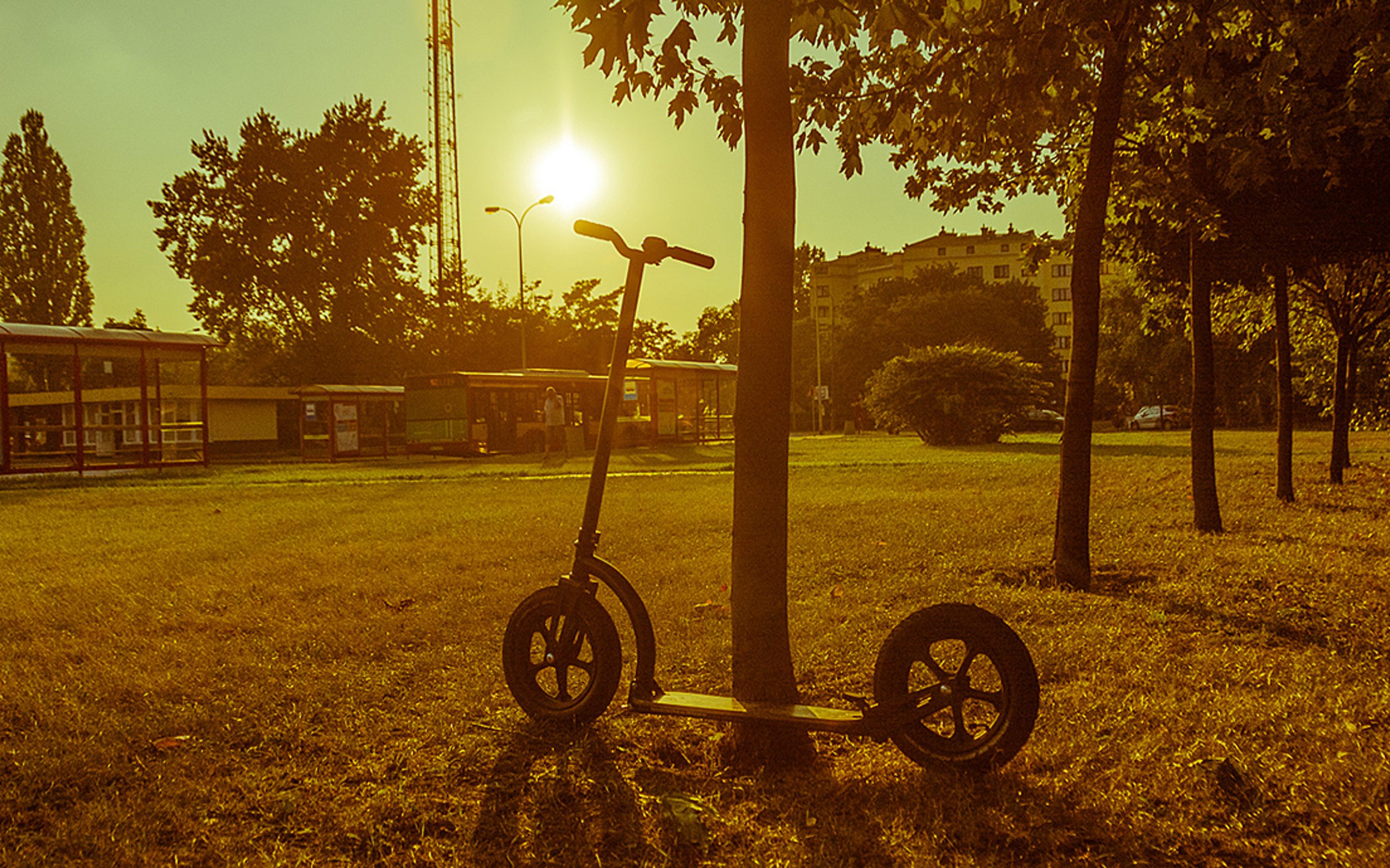 Co zamiast samochodu? Hulajnoga i autobus.