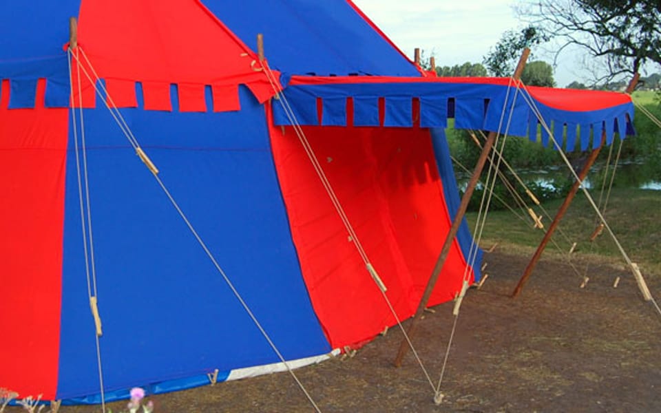 O socialu i namiocie