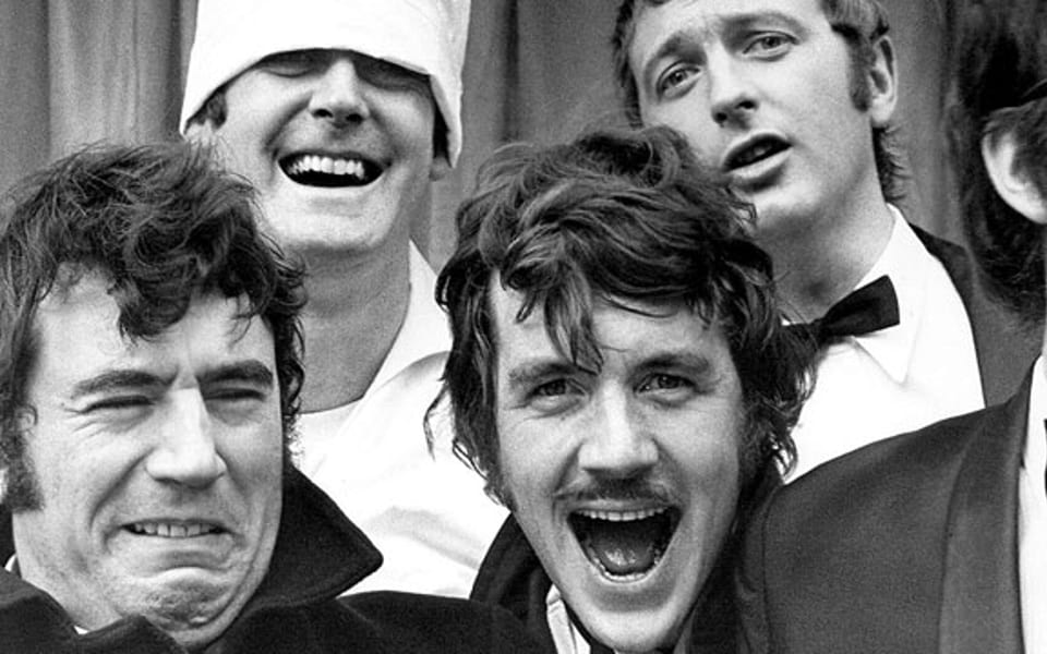 Latająca, modrzewiowa esencja absurdalnej niesamowitości