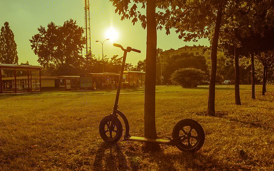 Co zamiast samochodu? Hulajnoga i autobus.