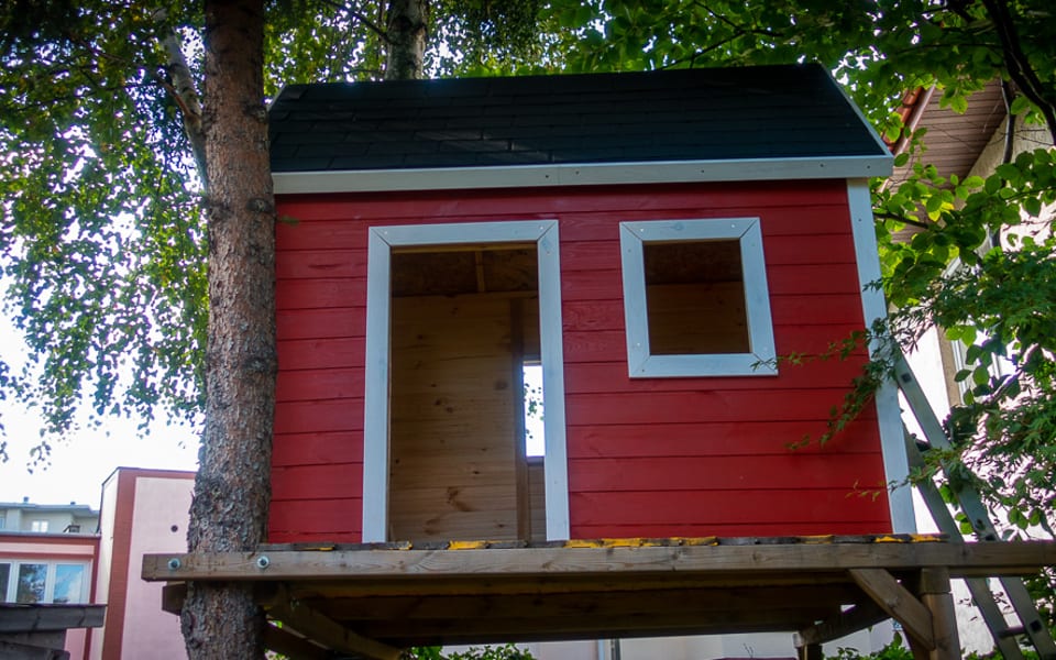 Skandynawski domek na drzewie: #5 Malowanie i wykończenia